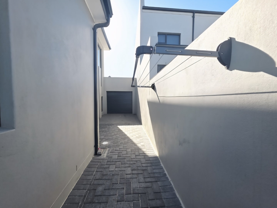 To Let 4 Bedroom Property for Rent in Sandown Western Cape